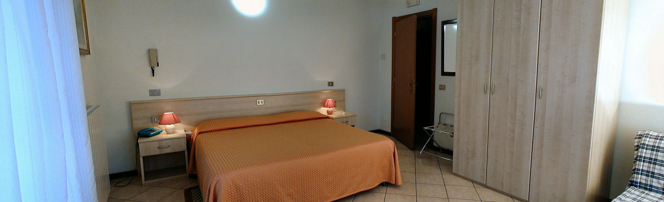 Touring Casa Vacanze, Verbania: camera da letto appartamento bilocale con doppi servizi.