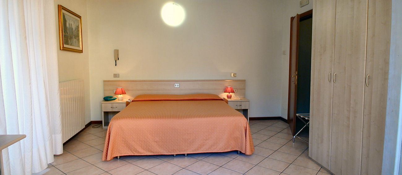 Touring Casa Vacanze, Verbania Intra: camera da letto appartamento bilocale con doppi servizi.