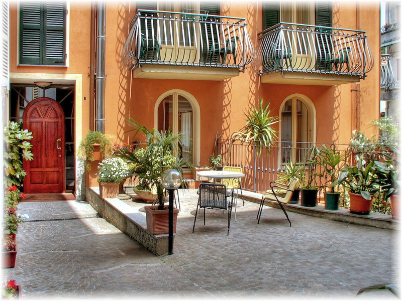 Touring Casa Vacanze, Lago Maggiore: cortiletto esterno ed ingresso.
