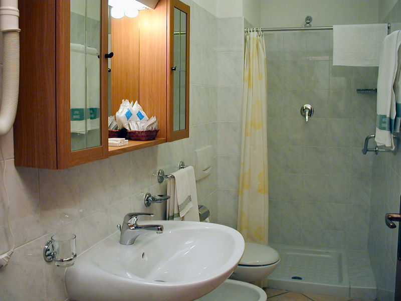 Touring Verbania: bagno appartamento bilocale con doppi servizi (lato camera da letto).