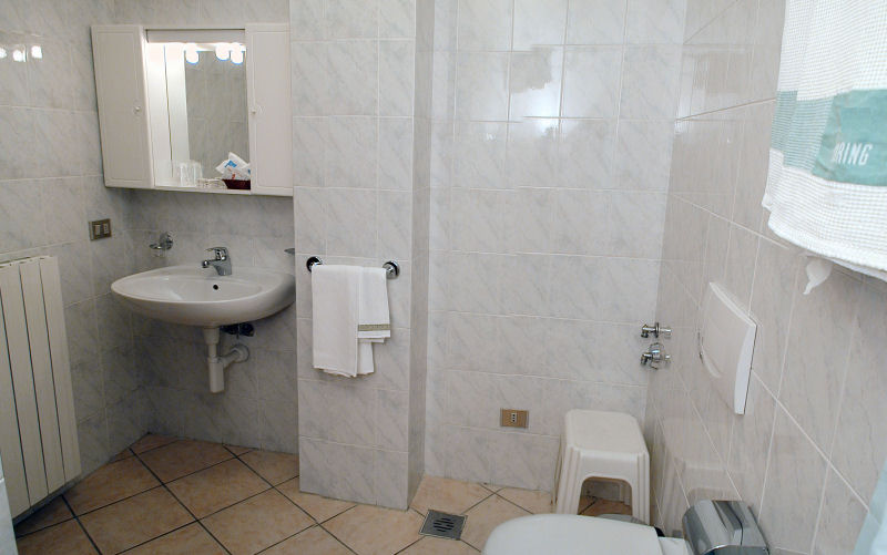 Touring Casa Vacanze, Verbania: bagno appartamento bilocale lato soggiorno.