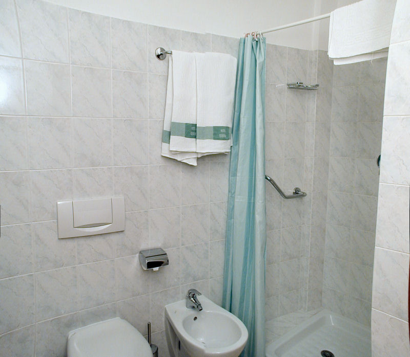 Touring Verbania: bagno appartamento bilocale lato soggiorno.