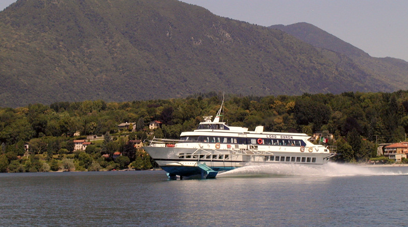 Il veloce aliscafo della Navigazione Lago Maggiore proveniente da Arona.