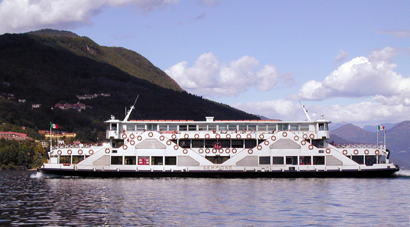Il traghetto della Navigazione Lago Maggiore in servizio sulla rotta Intra - Laveno.