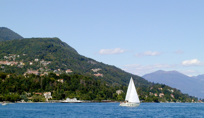 Lago Maggiore: lato Nord (sullo sfondo il traghetto NLM sulla rotta Intra-Laveno.